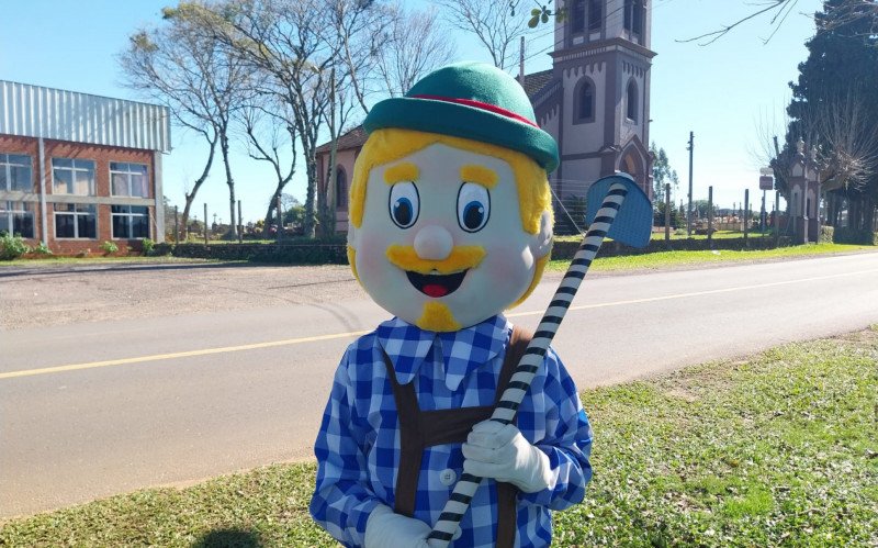 Colonito é mascote da Festa do Colono, - De volta às origens, em Lomba Grande | abc+