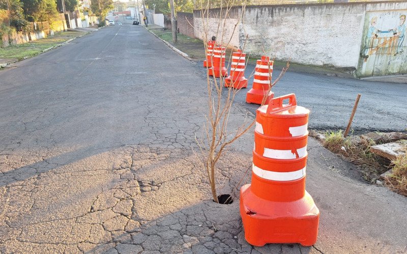 Na Rua Epitácio Pessoa duas erosões preocupam os moradores e motoristas em um trecho de menos de 50 metros