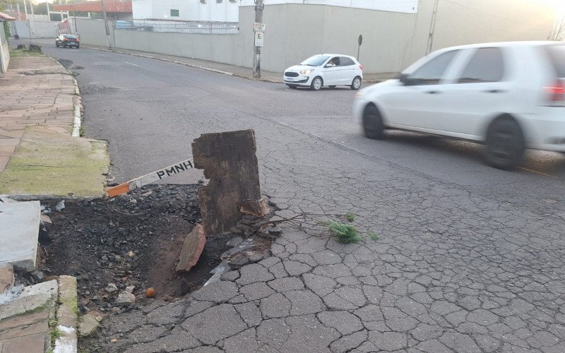 Na Rua Epitácio Pessoa duas erosões preocupam os moradores e motoristas em um trecho de menos de 50 metros