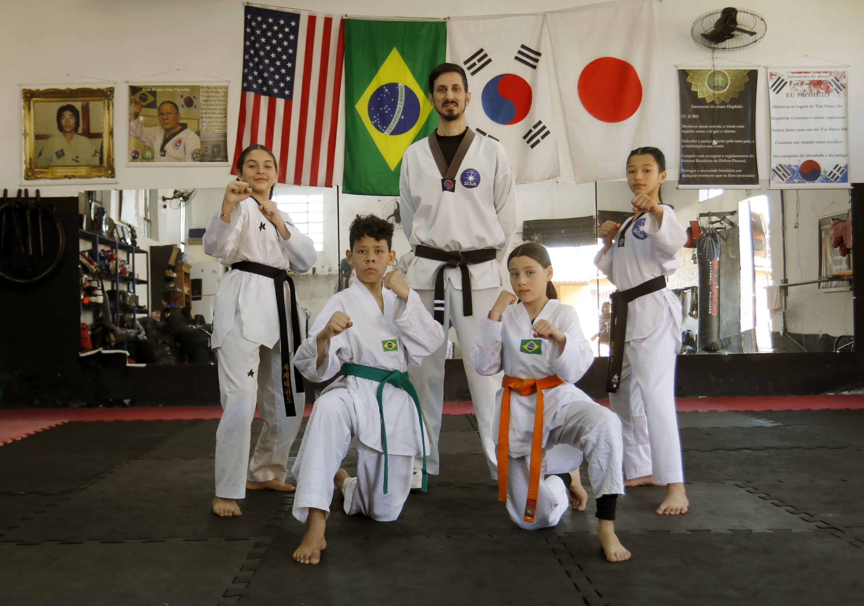 Promessas do taekwondo canoense vendem paçoca no semáforo para disputar campeonato