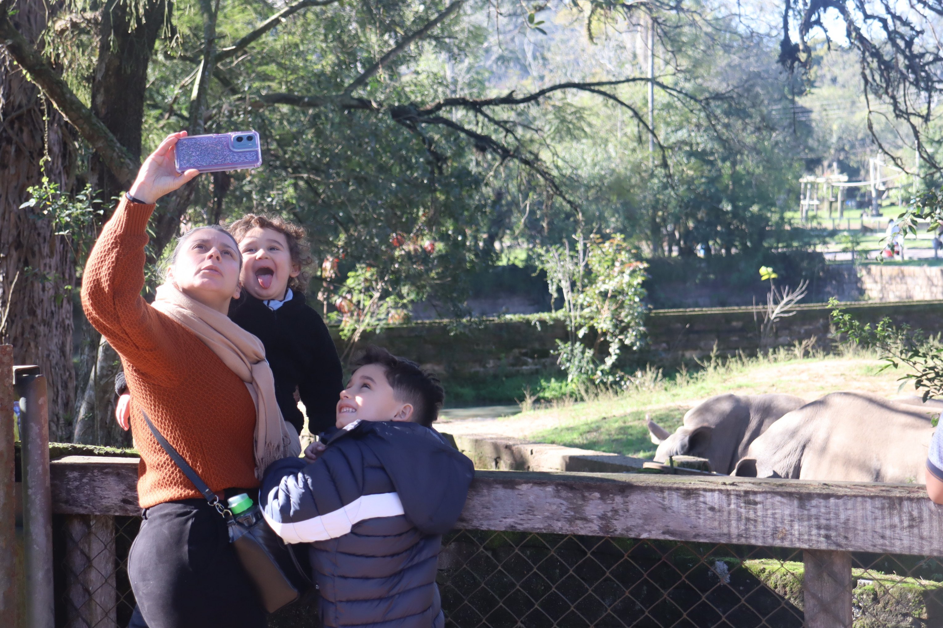 Reabertura do Zoológico de Sapucaia do Sul - Rosângela com os filhos Davi e Rael