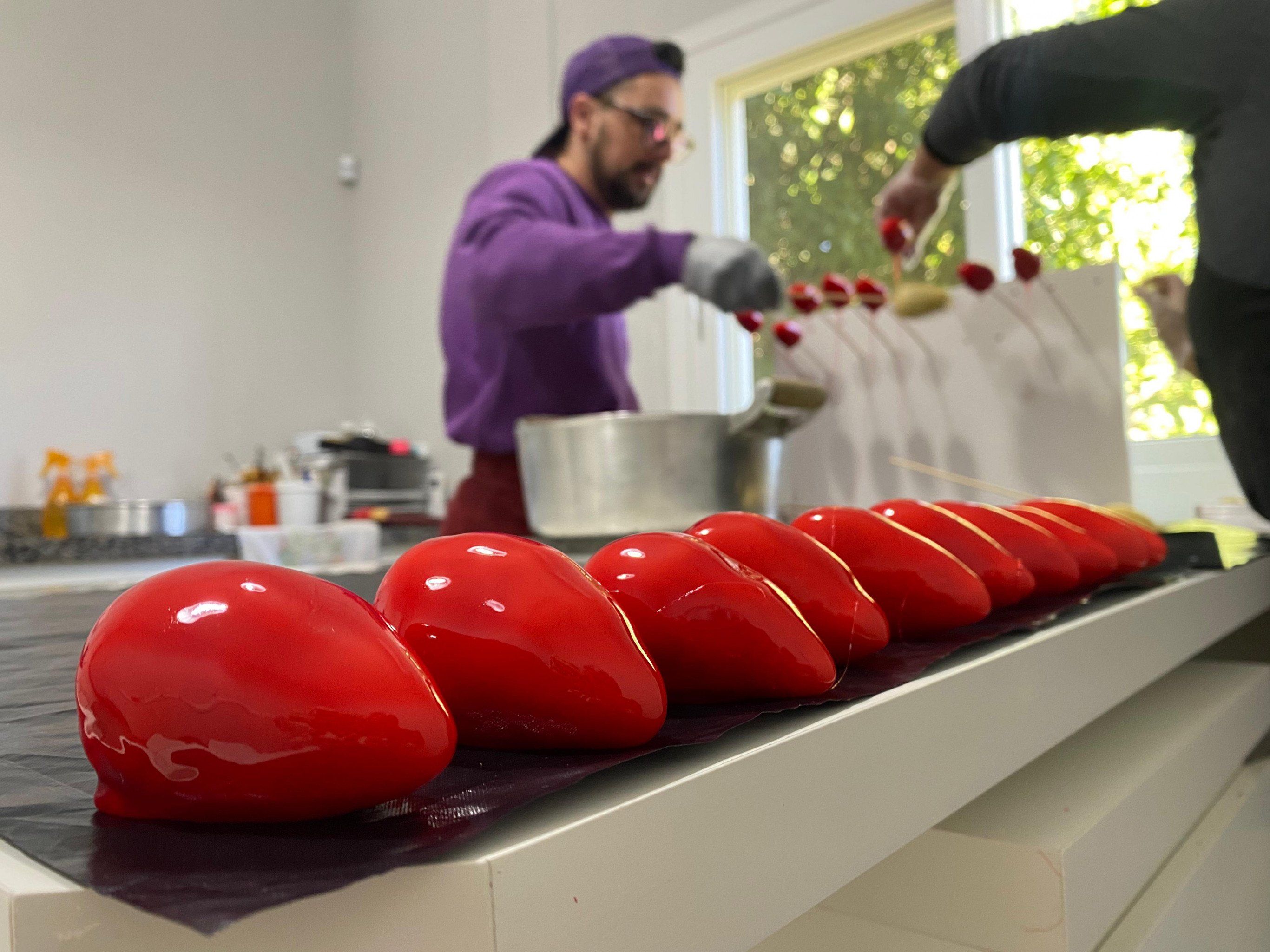 Sucesso pelo Brasil, doceria de Canela fabrica morango do amor desde 2020 e é vista como pioneira do Estado