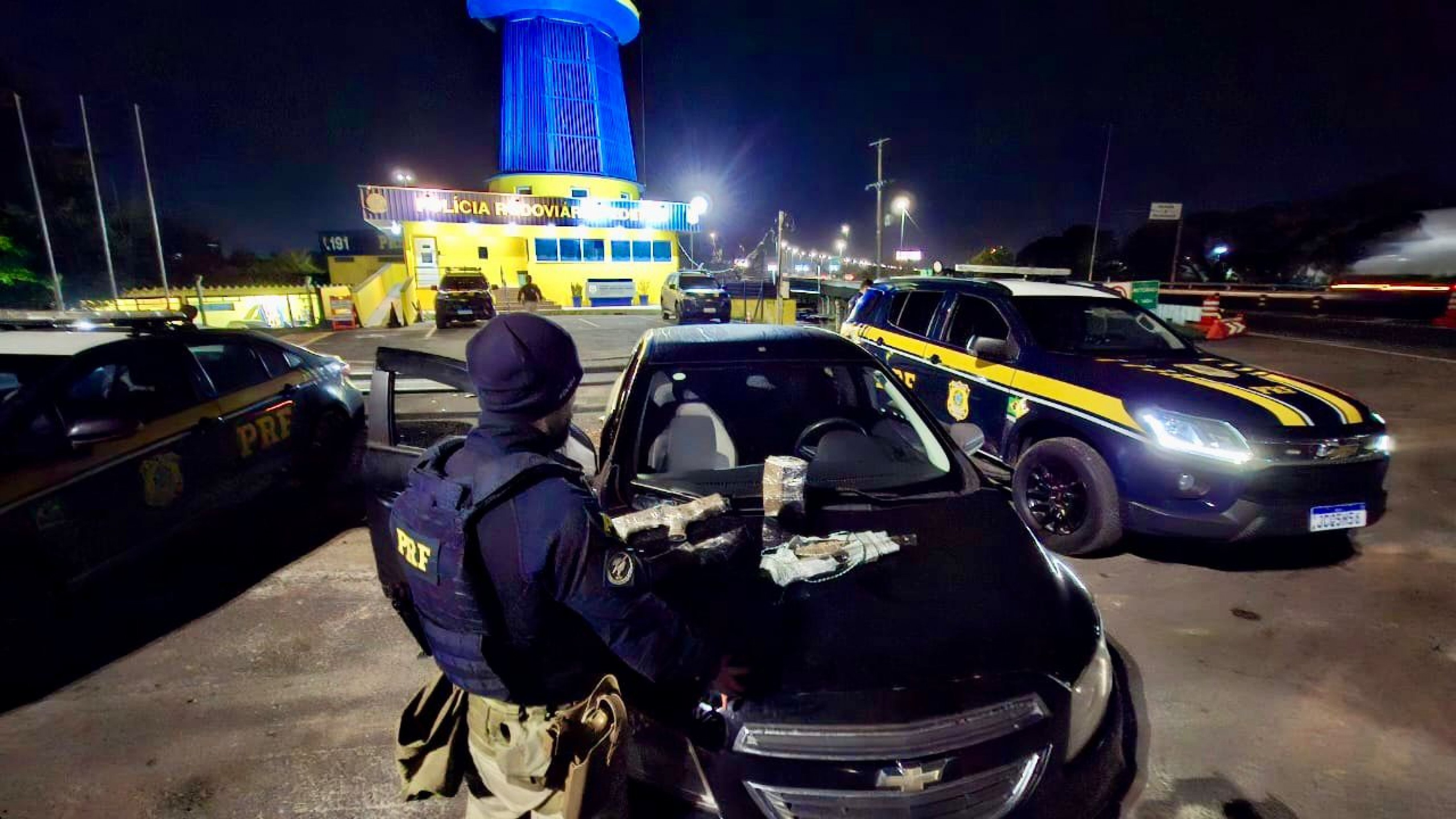 PRF prende homem por tráfico internacional ao encontrar dois fuzis escondidos no motor de um carro, em Canoas