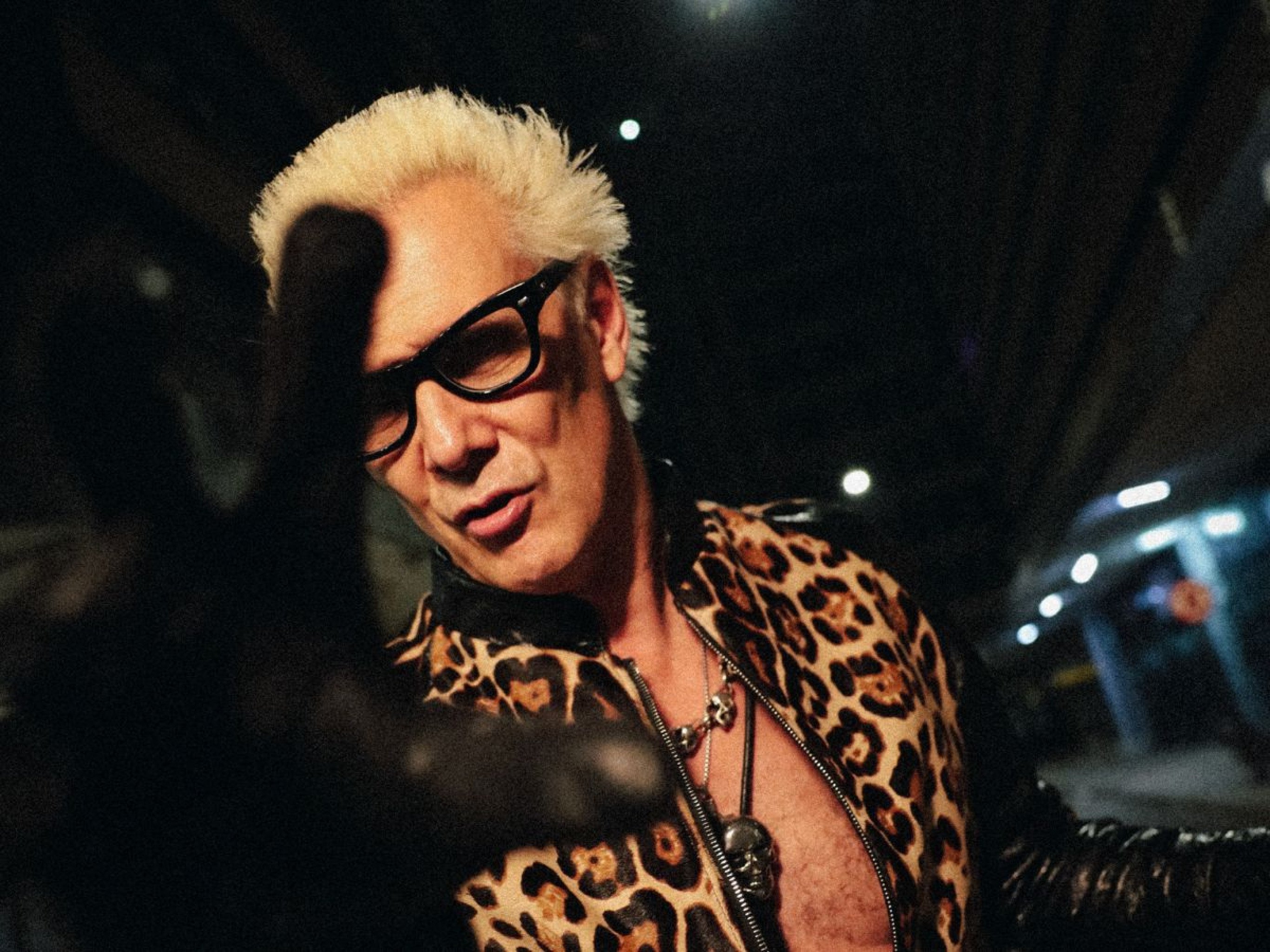 Supla lança 20º álbum da carreira e se divide entre Elvis Presley, Frankestein e caçador de vampiros