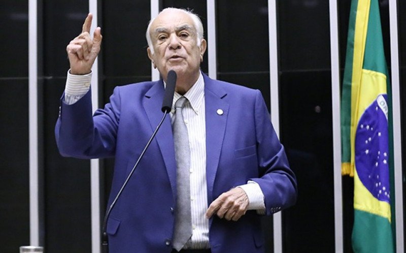 Deputado é expulso do PL por defender Moraes e criticar Trump