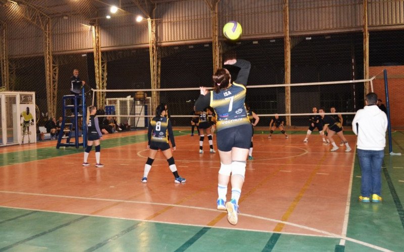 Liga Feminina Mulheres Que Vencem (MQV) jogam nas quadras do campus Canoas | abc+