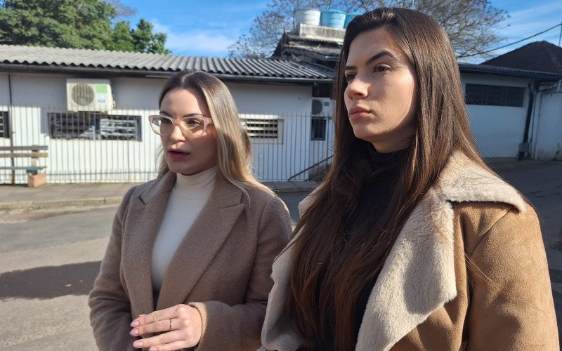 Roane Schirmer e Jéssica Rocha (foto), além da colega Bárbara Schmidt, lideram grupo de funcionários da FSNH contra a cobrança da taxa ao sindicato | abc+