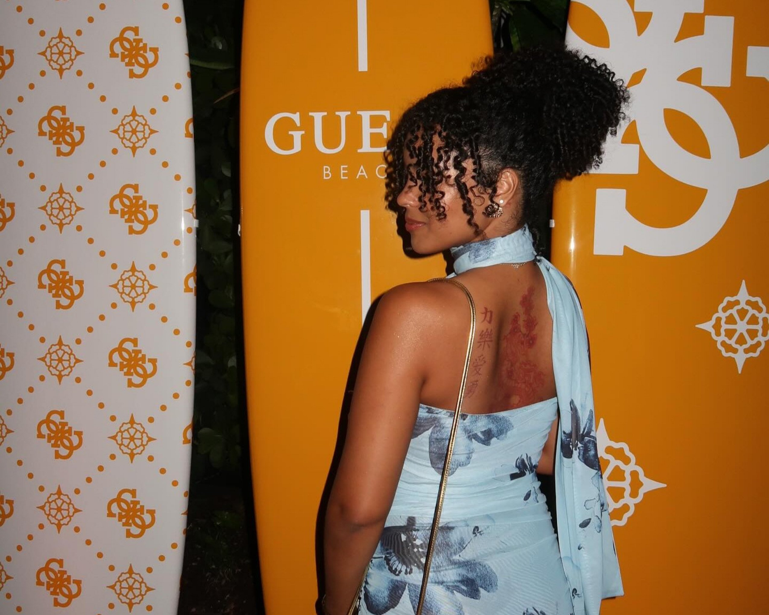 3 penteados elegantes que combinam com cabelo cacheado e curto