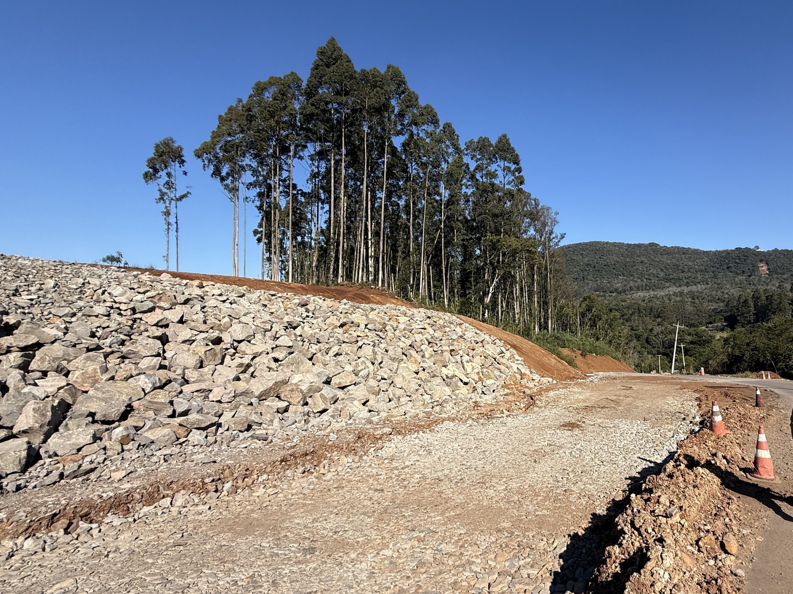 Veja como estão as obras de reconstrução da Linha 28 e Estrada do Quilombo, após catástrofe climática de 2024