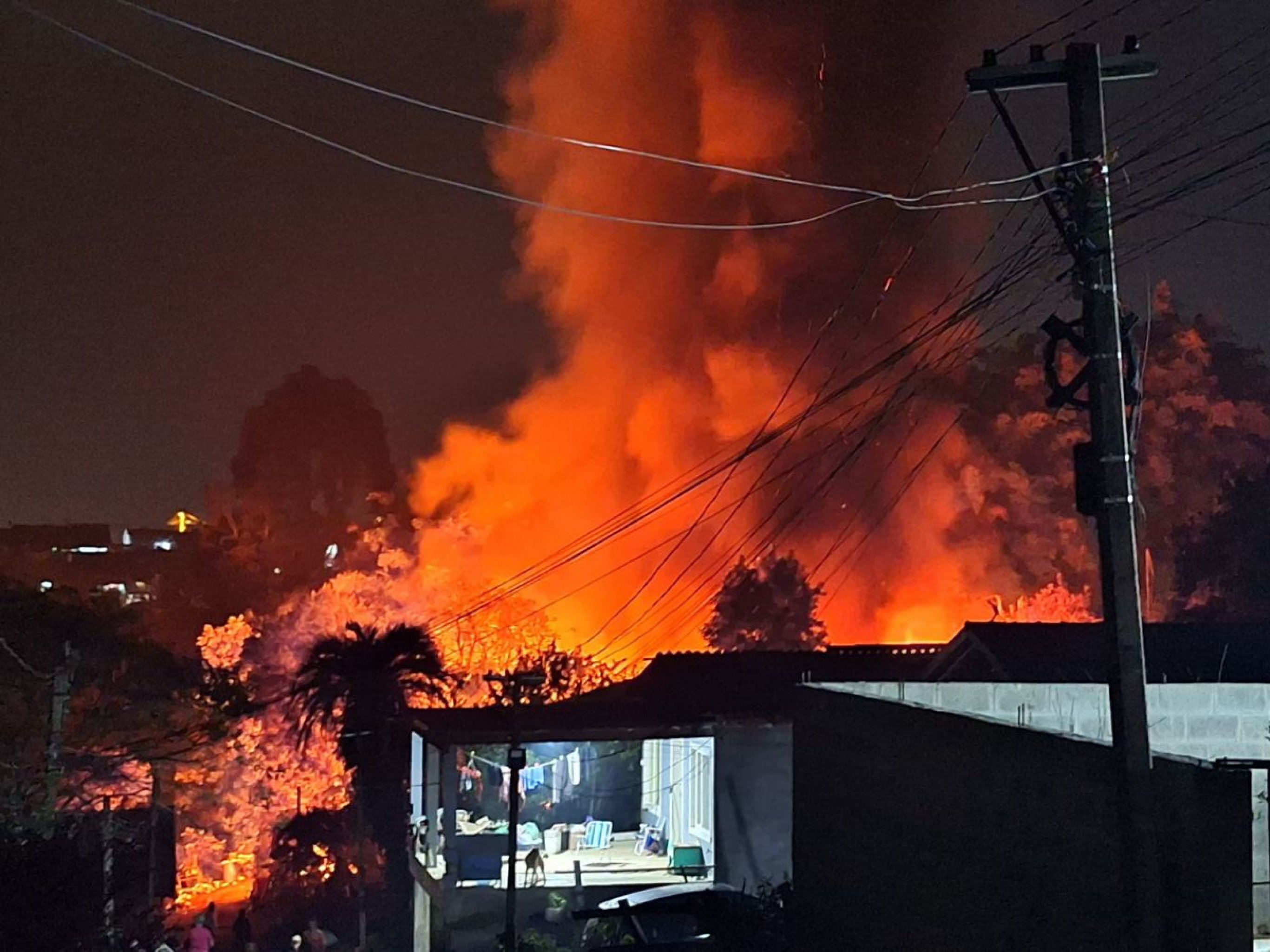 Incêndio de grandes proporções atinge casa em Estância Velha