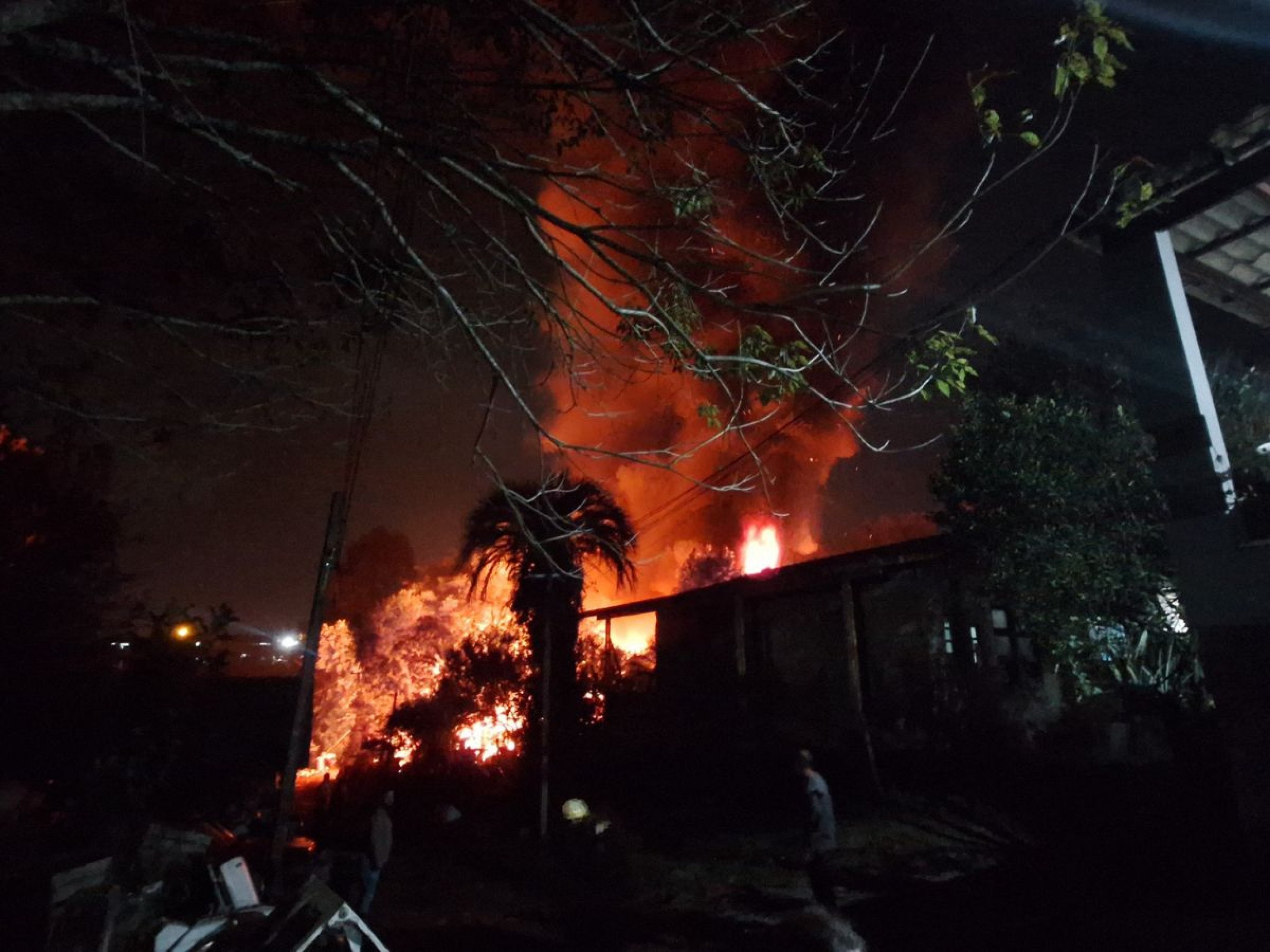 VÍDEO: Mais de uma casa é atingida por incêndio de grandes proporções em Estância Velha; trânsito é bloqueado em avenida