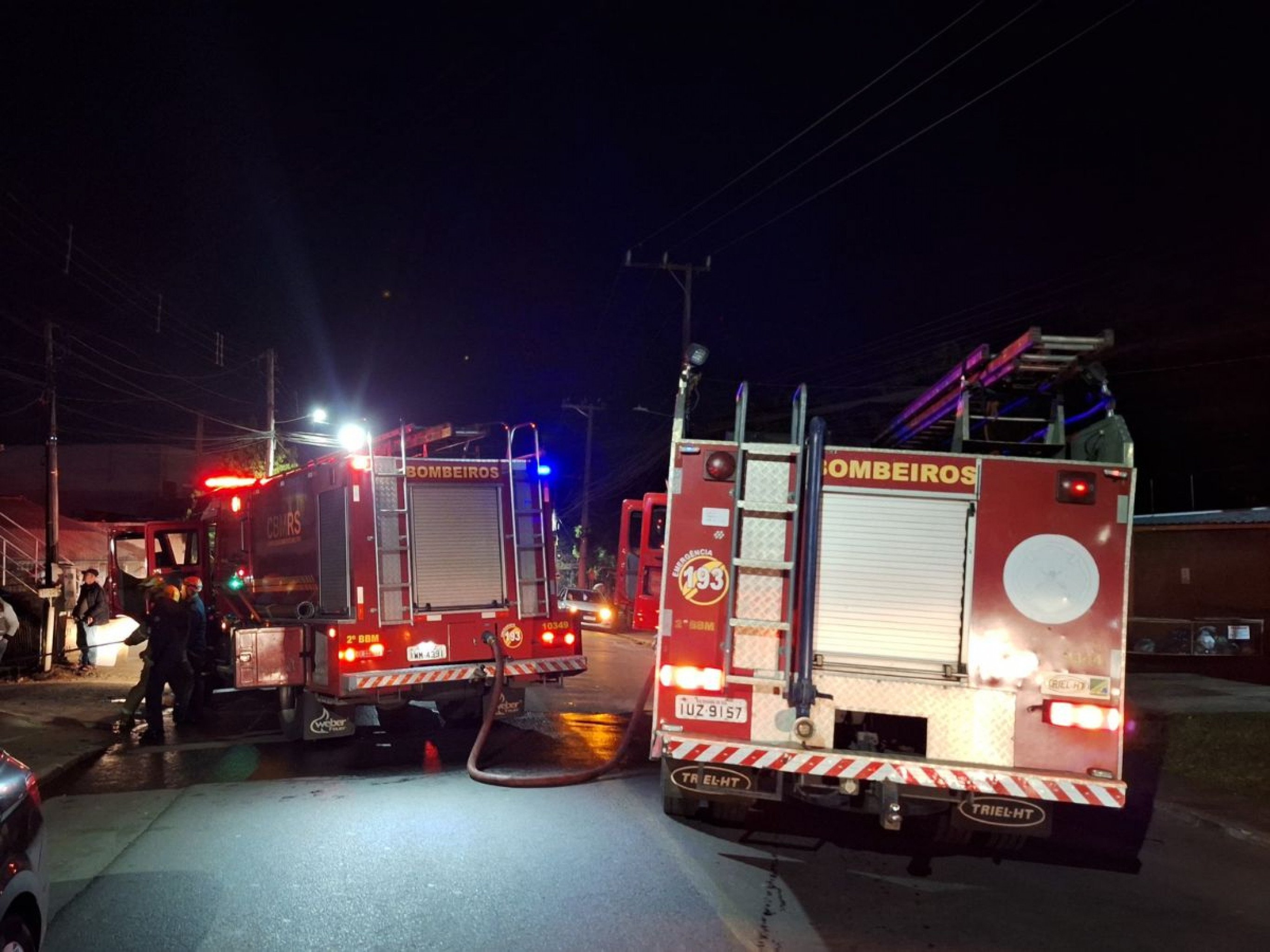 Caminhões atravessados na avenida Walter Klein após incêndio em Estância Velha | abc+