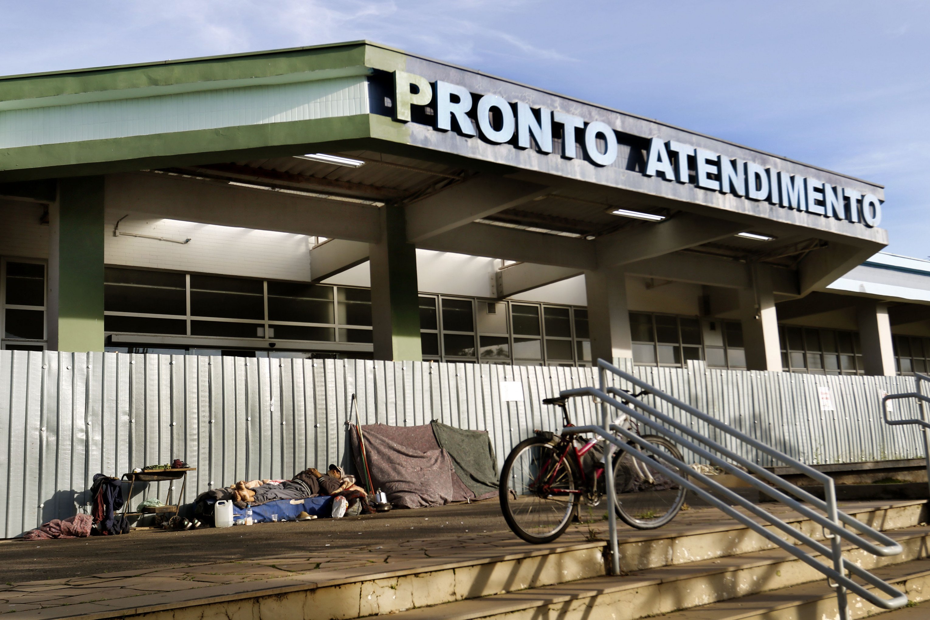 Em obras, Hospital de Pronto Socorro de Canoas vira refúgio para pessoas em situação de rua