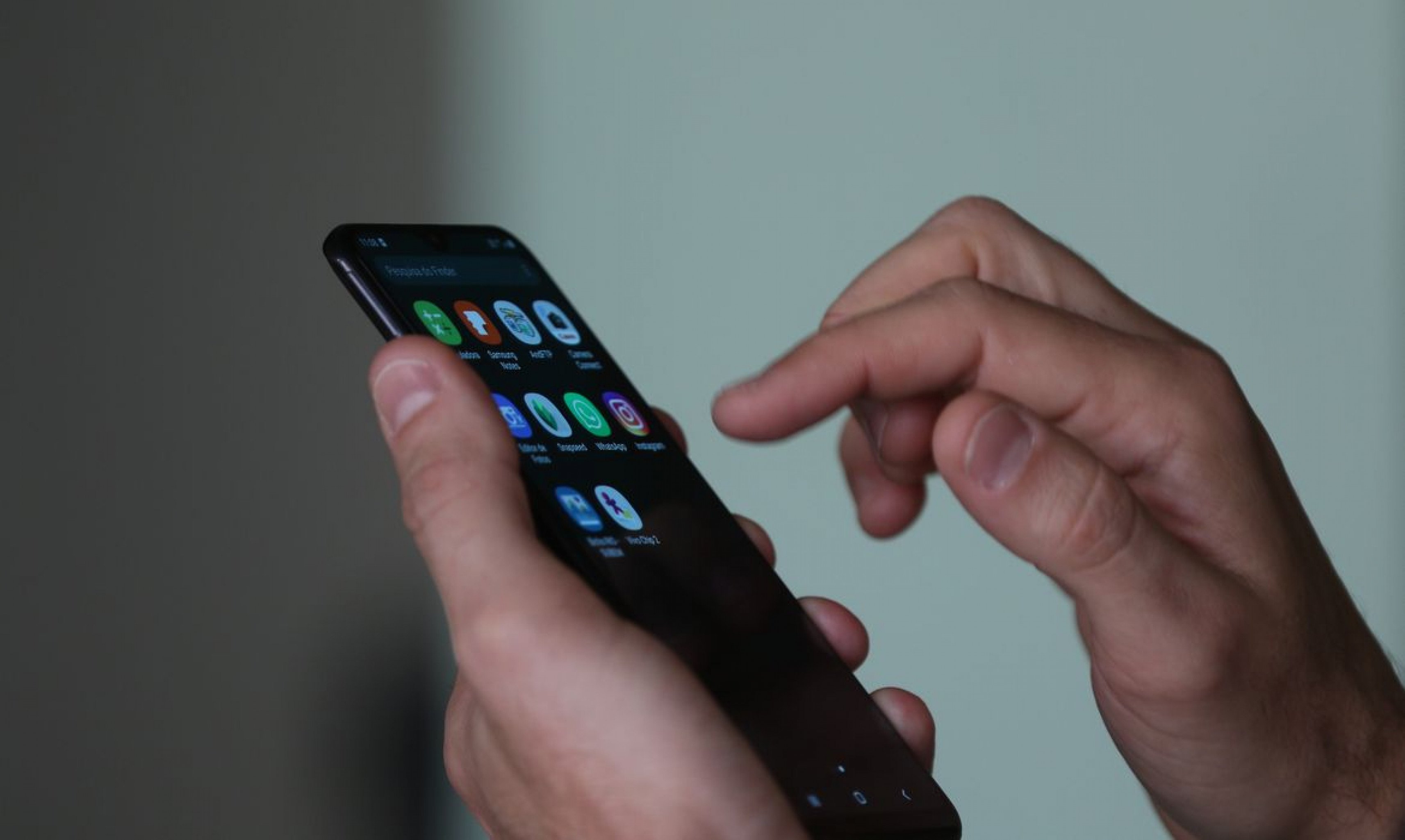Mais de 300 celulares são apreendidos em mercado popular durante operação