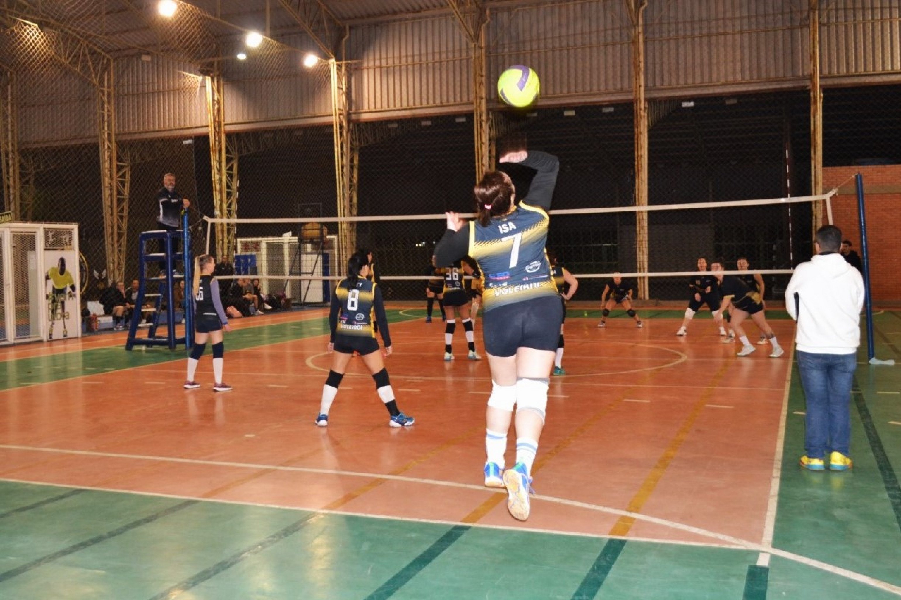 Ulbra abre espaço para a prática do esporte feminino com foco no vôlei e handebol