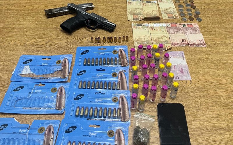 Armas, drogas e foragido são encontrados durante Operação Fecha Quartel em Portão 