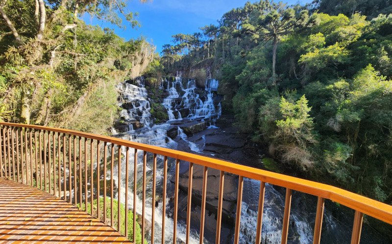 Deck da Cascata do Moinho, no Parque do Caracol