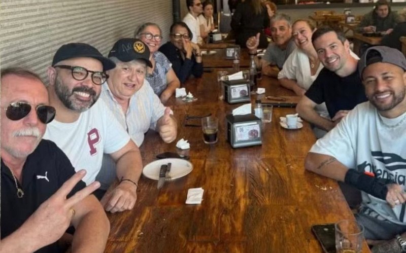 Neymar leva funcionários do Santos para almoço em churrascaria: "Guerreiros" | abc+