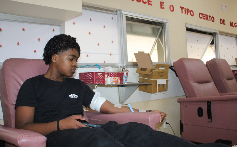 O jovem Pedro Henrique pulou cedo da cama para doar sangue neste sábado (2) | abc+