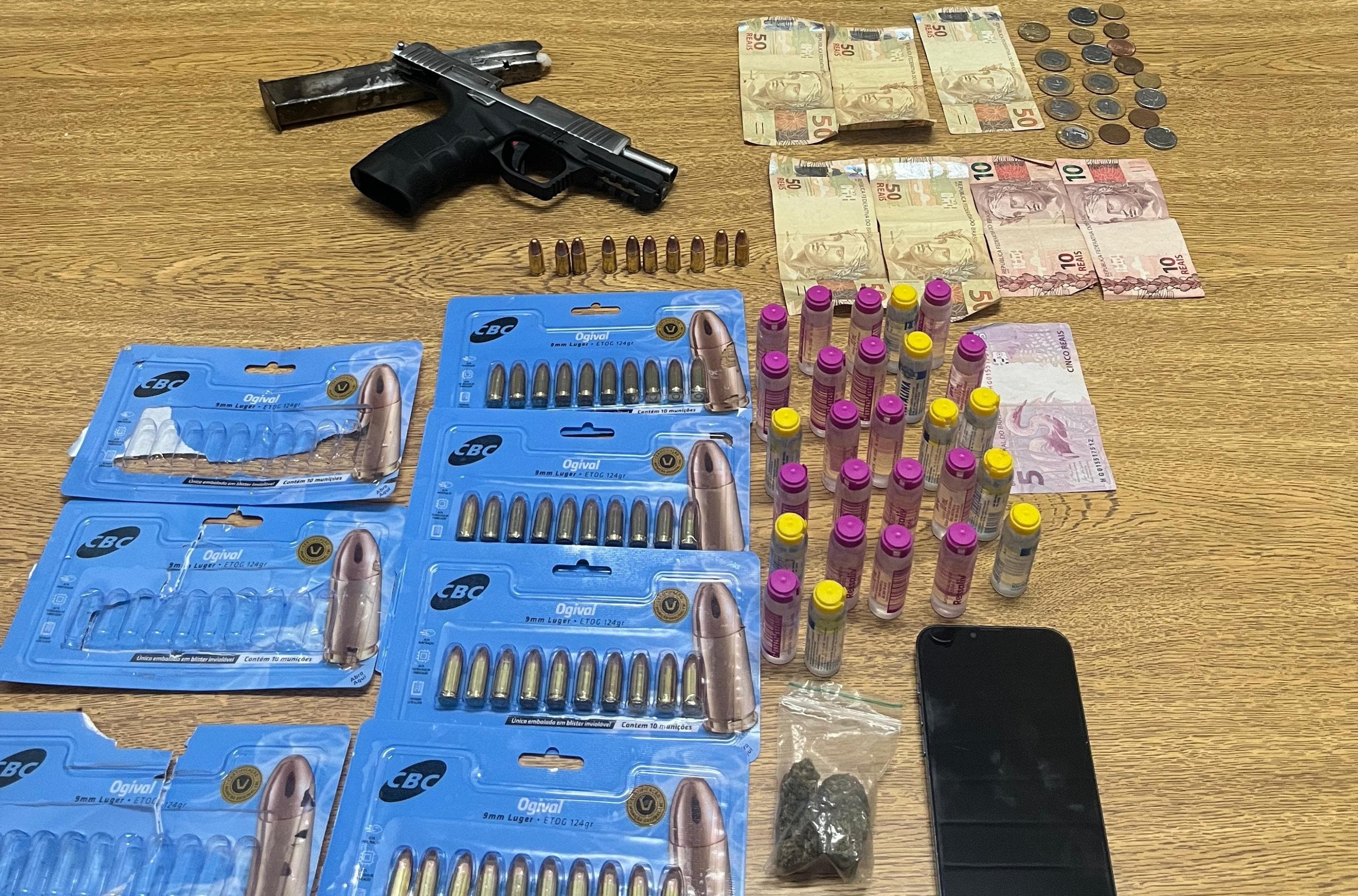 Armas, drogas e foragido são encontrados durante Operação Fecha Quartel em Portão