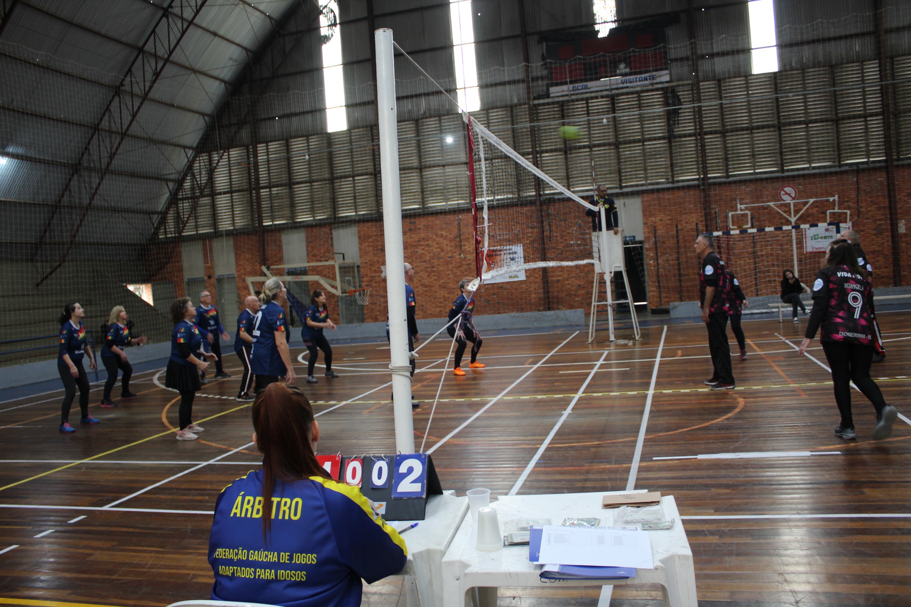 Bola voando, xícaras de chá e bolo de cenoura? Campeonato de Câmbio movimenta o Centro Olímpico de Canoas