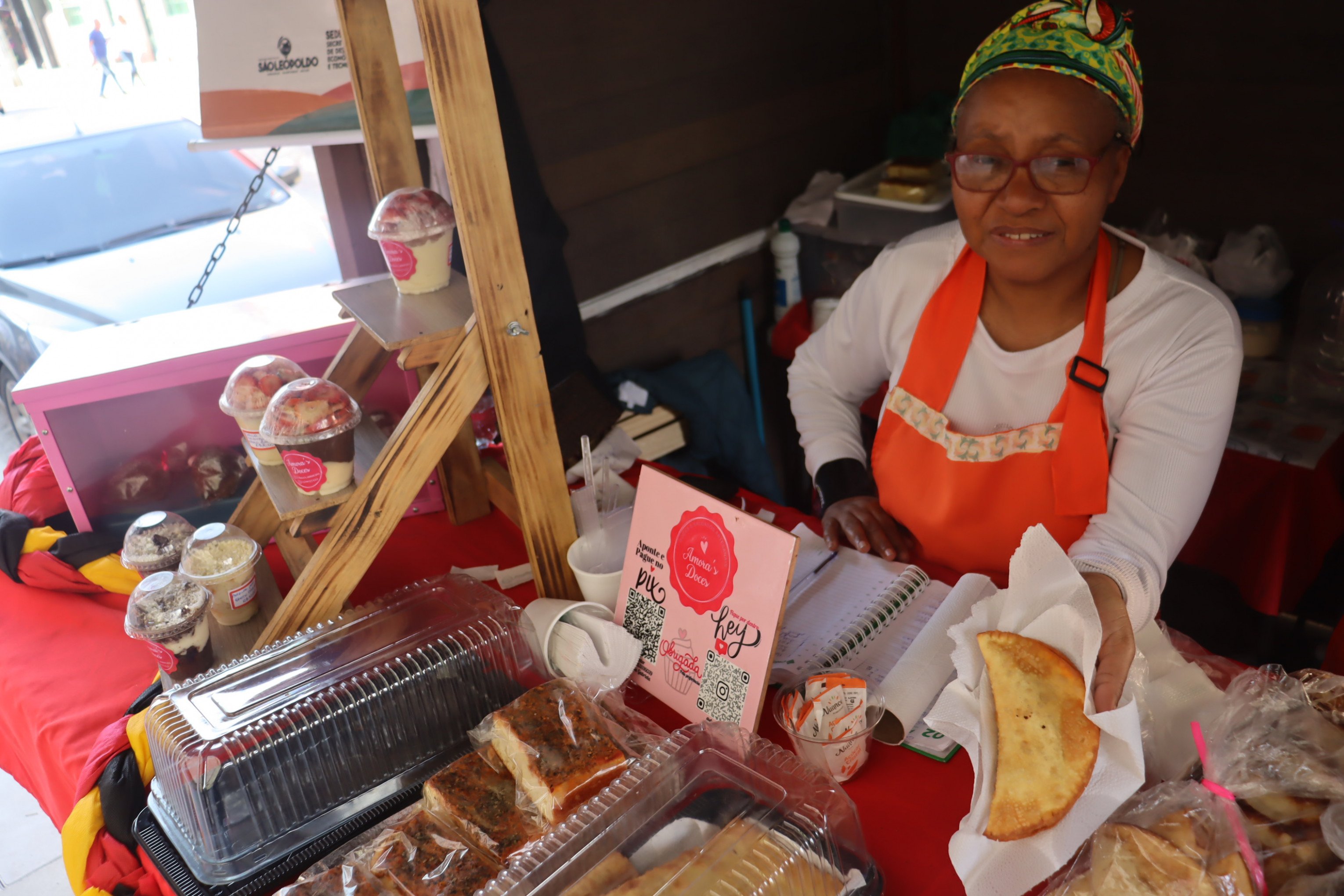 Artesãs e confeiteiras comemoram movimento nas casinhas da Rua Independência