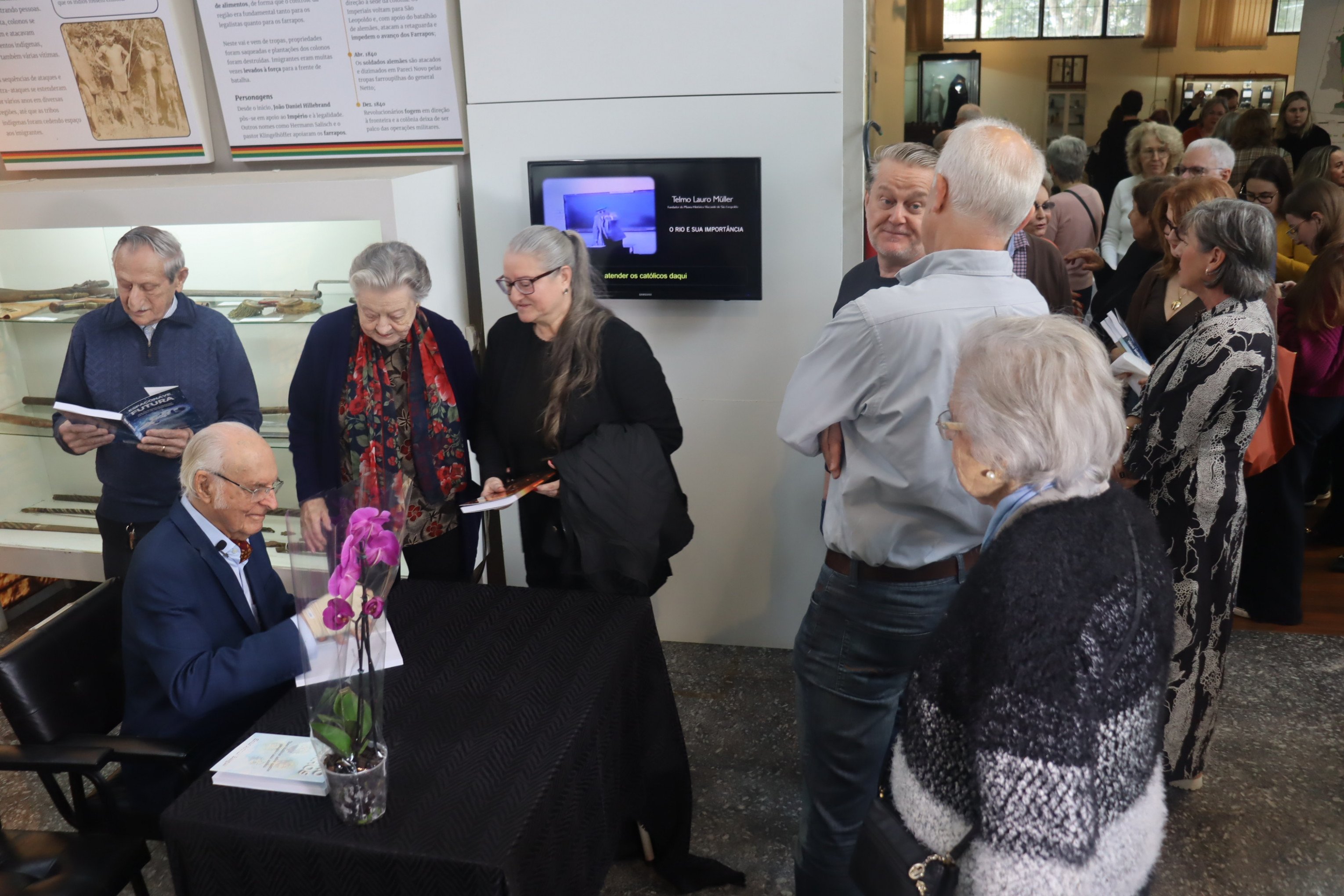 Museu Visconde é cenário de lançamento dos livros do escritor Einar Arthur Berger
