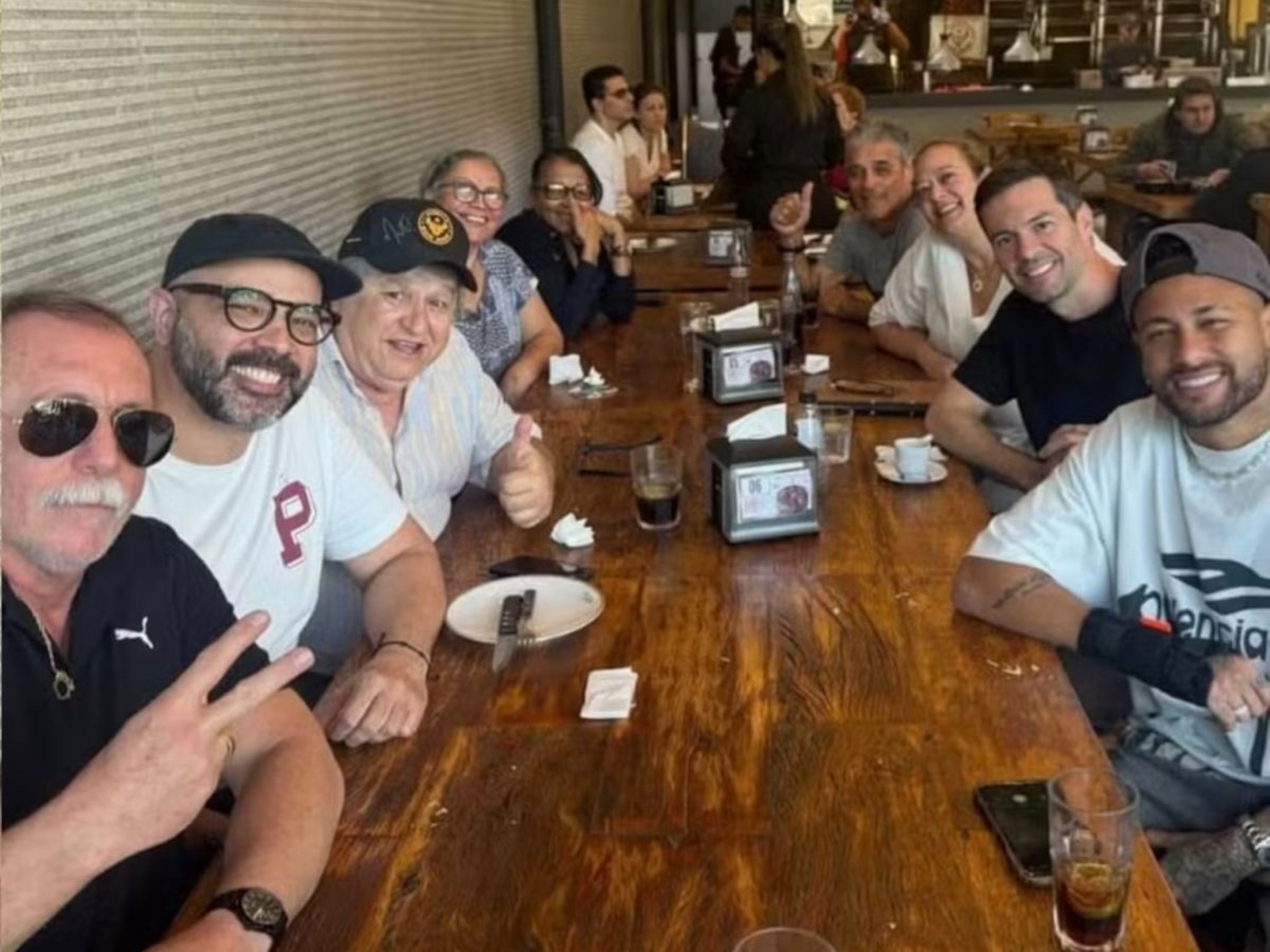 Neymar leva funcionários do Santos para almoço em churrascaria: "Guerreiros"