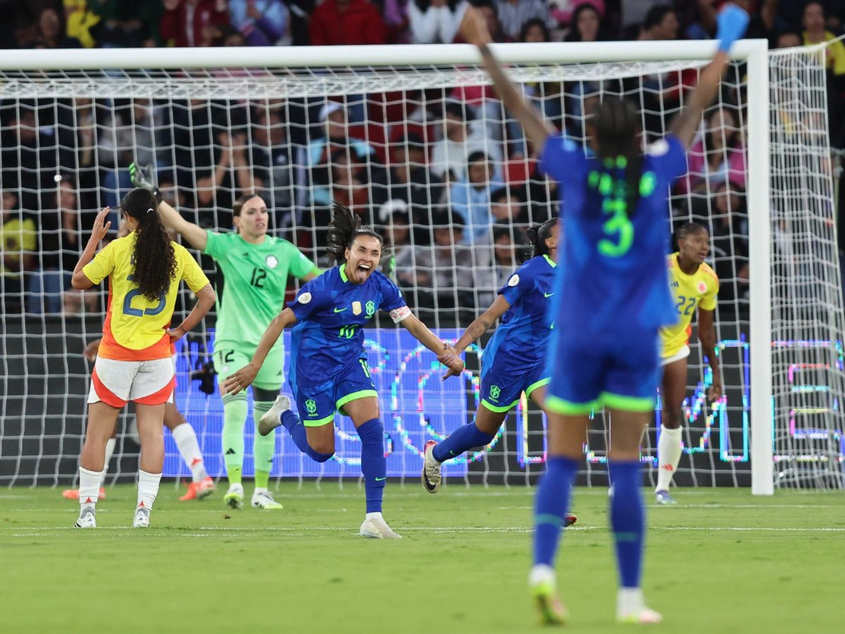 Marta brilha, Brasil supera Colômbia nos pênaltis e conquista Copa América pela 9ª vez