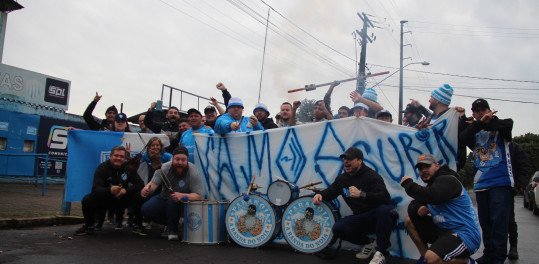 Torcida Paranoia, do Novo Hamburgo, presente no Estádio do Vale mesmo após adiamento do jogo