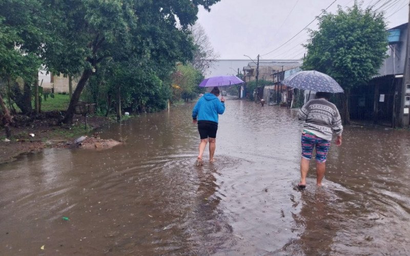 Chuva causa alagamentos em rua do bairro Canudos, em Novo Hamburgo | abc+