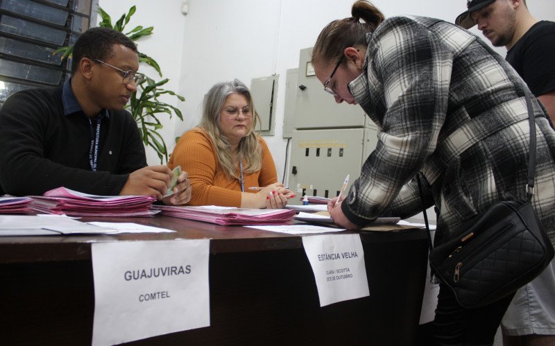 Famílias receberam os documentos na Prefeitura de Canoas nesta sexta-feira (1º) | abc+