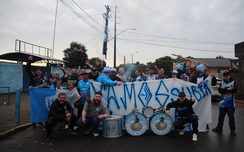 Torcida Paranoia, do Novo Hamburgo, presente no Estádio do Vale mesmo após adiamento do jogo | abc+