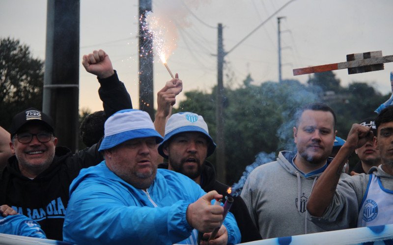 Torcida Paranoia, do Novo Hamburgo, presente no Estádio do Vale mesmo após adiamento do jogo