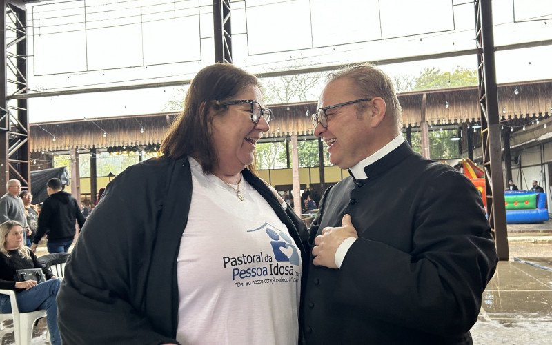 Padre César Augusto Worst, pároco da Paróquia Santa Teresinha, de Campo Bom, recebe o carinho de fiéis | abc+