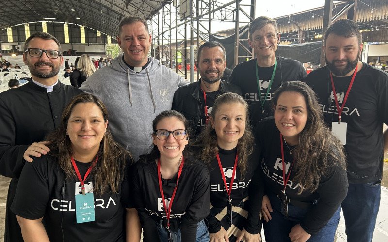 Padre Márcio Antônio Lavratti (blusa clara), coordenador-geral do evento, ao lado de outros colaboradores