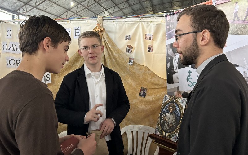 No estande dos padres diocesanos, seminaristas explicavam o caminho da formação presbiteral a jovens