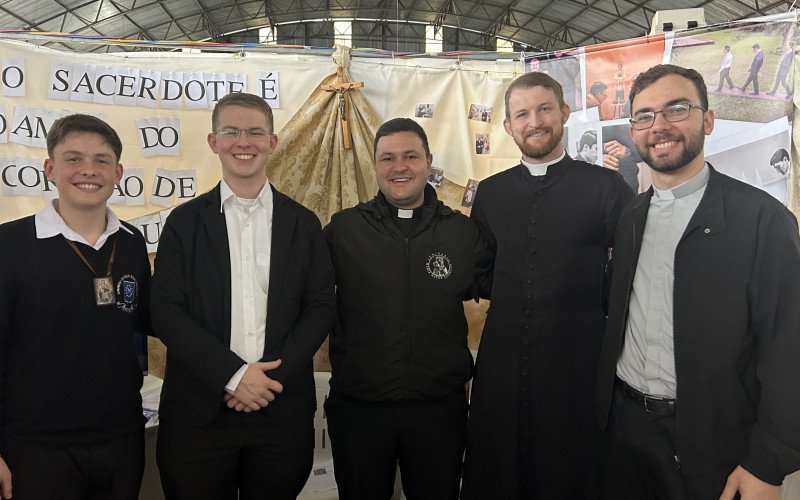 No estande dos padres diocesanos, seminaristas explicavam o caminho da formação presbiteral a jovens