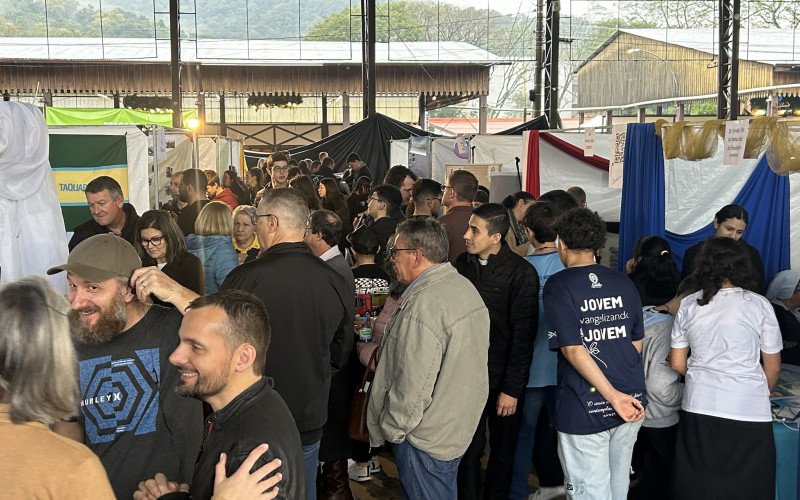 Feira vocacional, que reuniu 40 expositores de diversos movimentos, comunidades e expressões da Igreja, teve grande movimentação durante todo o dia