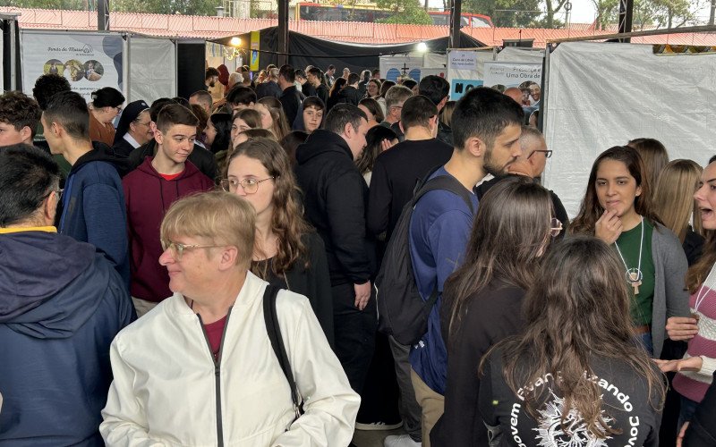 Feira vocacional, que reuniu 40 expositores de diversos movimentos, comunidades e expressões da Igreja, teve grande movimentação durante todo o dia
