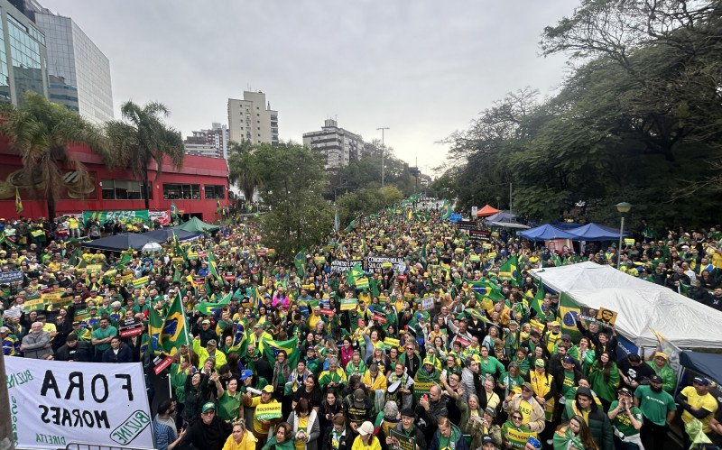 Manifestantes pró-Bolsonaro se reuniram em Porto Alegre na Avenida Goethe, no local chamado 'esquina da liberdade