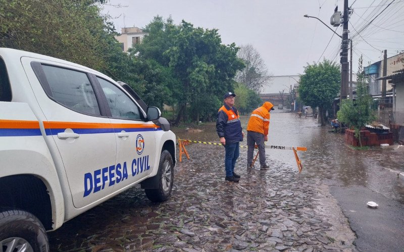 Defesa Civil isola trecho da Rua Evaldo Luiz de Souza, loteamento Marisol, do bairro Canudos, onde há alagamento | abc+