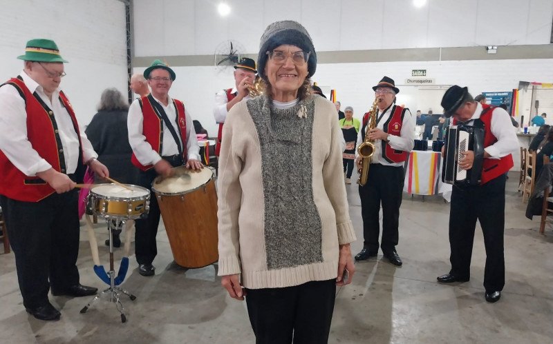 Festa do Colono: a aposentada Elisabeta Scharlau, 72 anos, não se inibiu em dançar ao ritmo da bandinha que tocava na Festa do Colono. "Vim para me divertir
