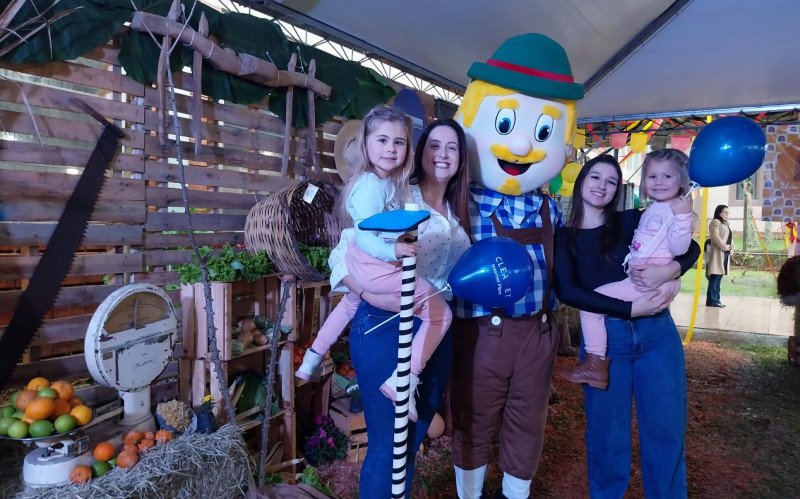 Colonito da Festa do Colono - De Volta às Origens posa para foto com Daniela Albert, 35, Karen Luiza Margreiter,  e as irmãs Isabela e Marina Winck