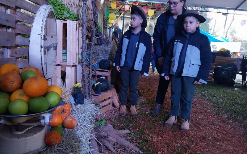 Festa do Colono - De Volta às Origens: os gêmeos Arthur e Otávio Machado com a mãe Karine 
