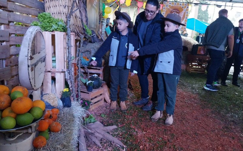 Gêmeos Arthur e Otávio com a mãe Karine Soares