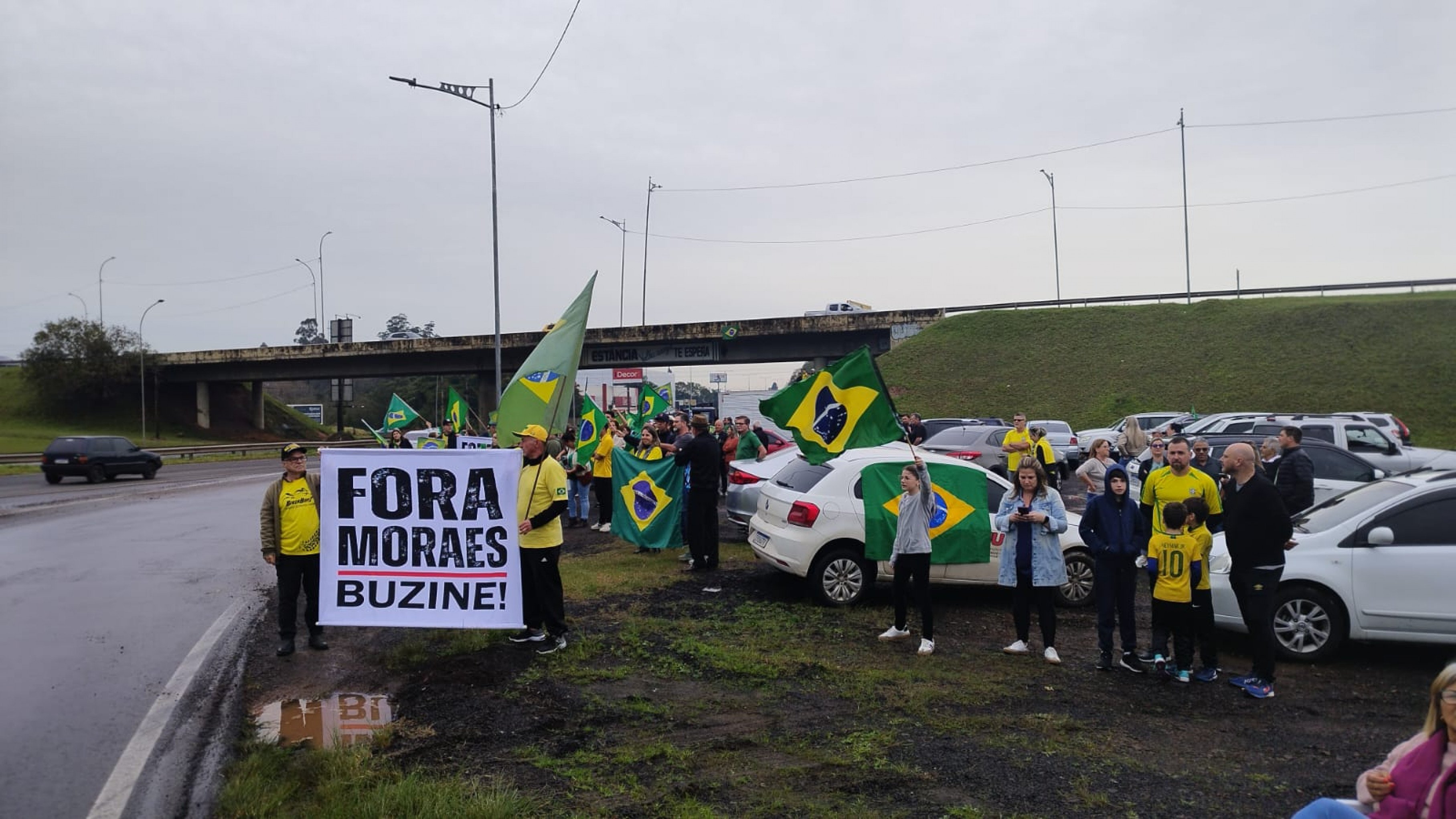 No Vale do Sinos, apoiadores de Bolsonaro se reuniram na BR-116 com cartazes e buzinaço