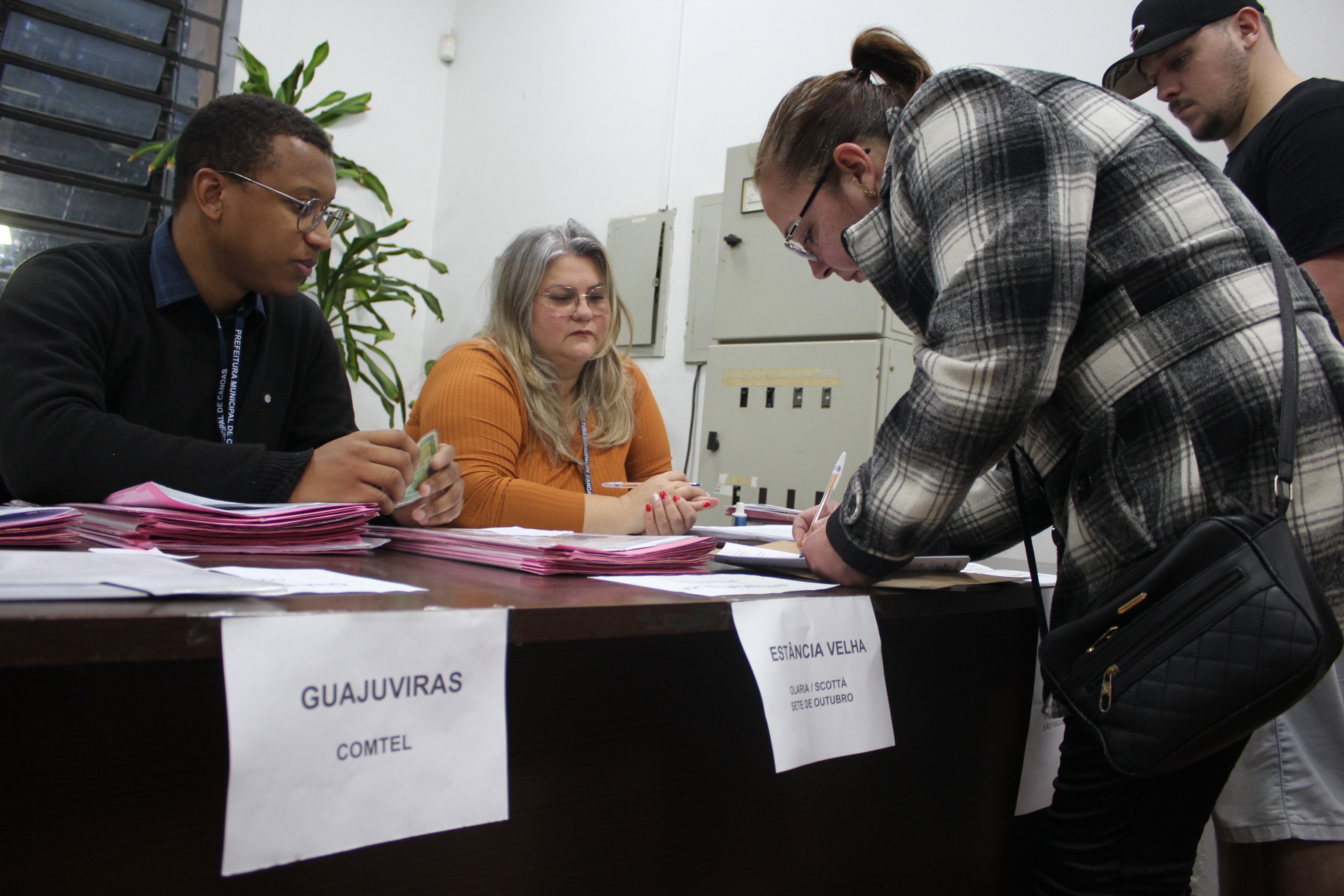 Secretaria regulariza e entrega as escrituras de 103 terrenos em Canoas