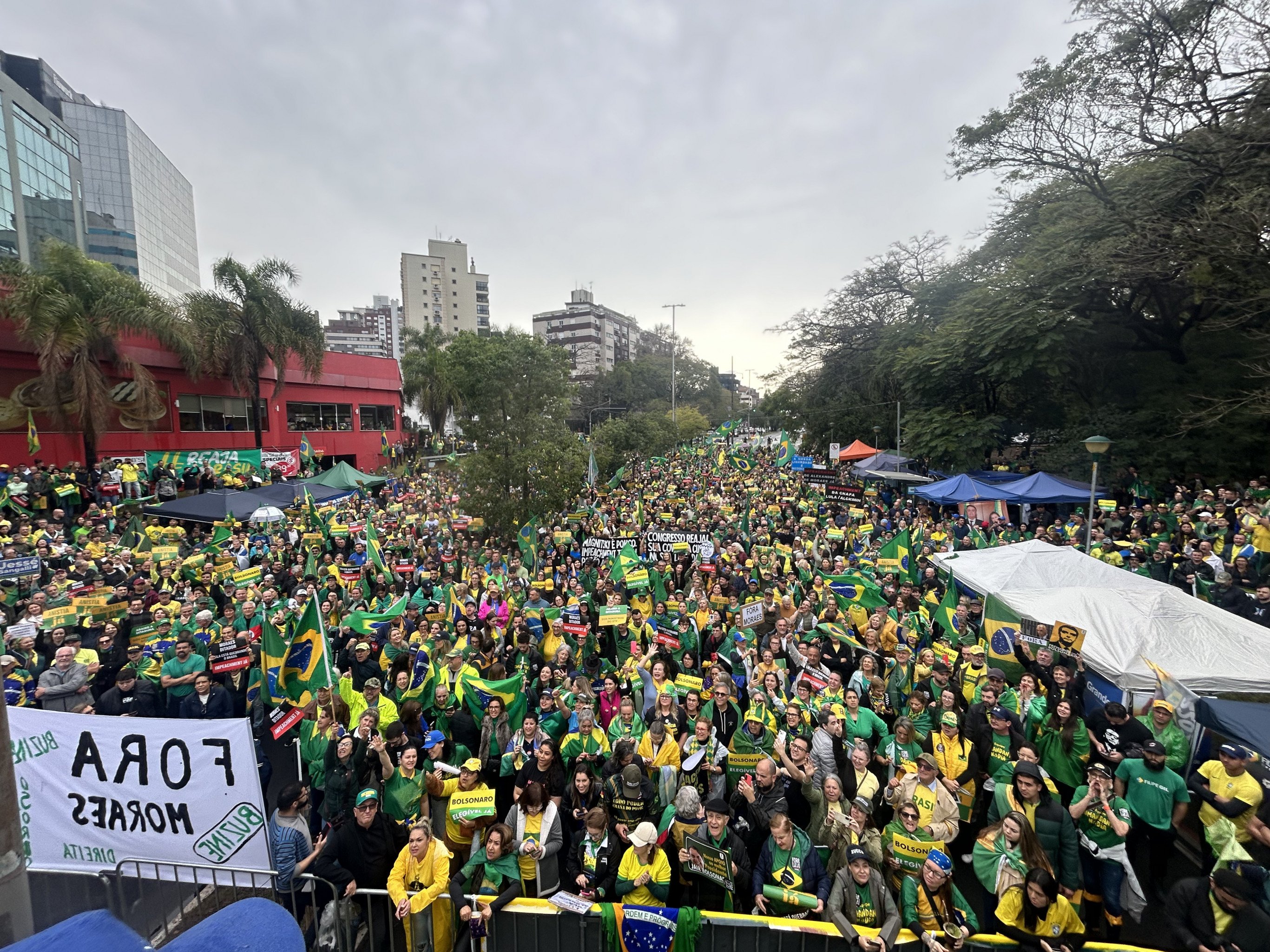 Em defesa de Bolsonaro, manifestantes se concentram em Porto Alegre neste domingo