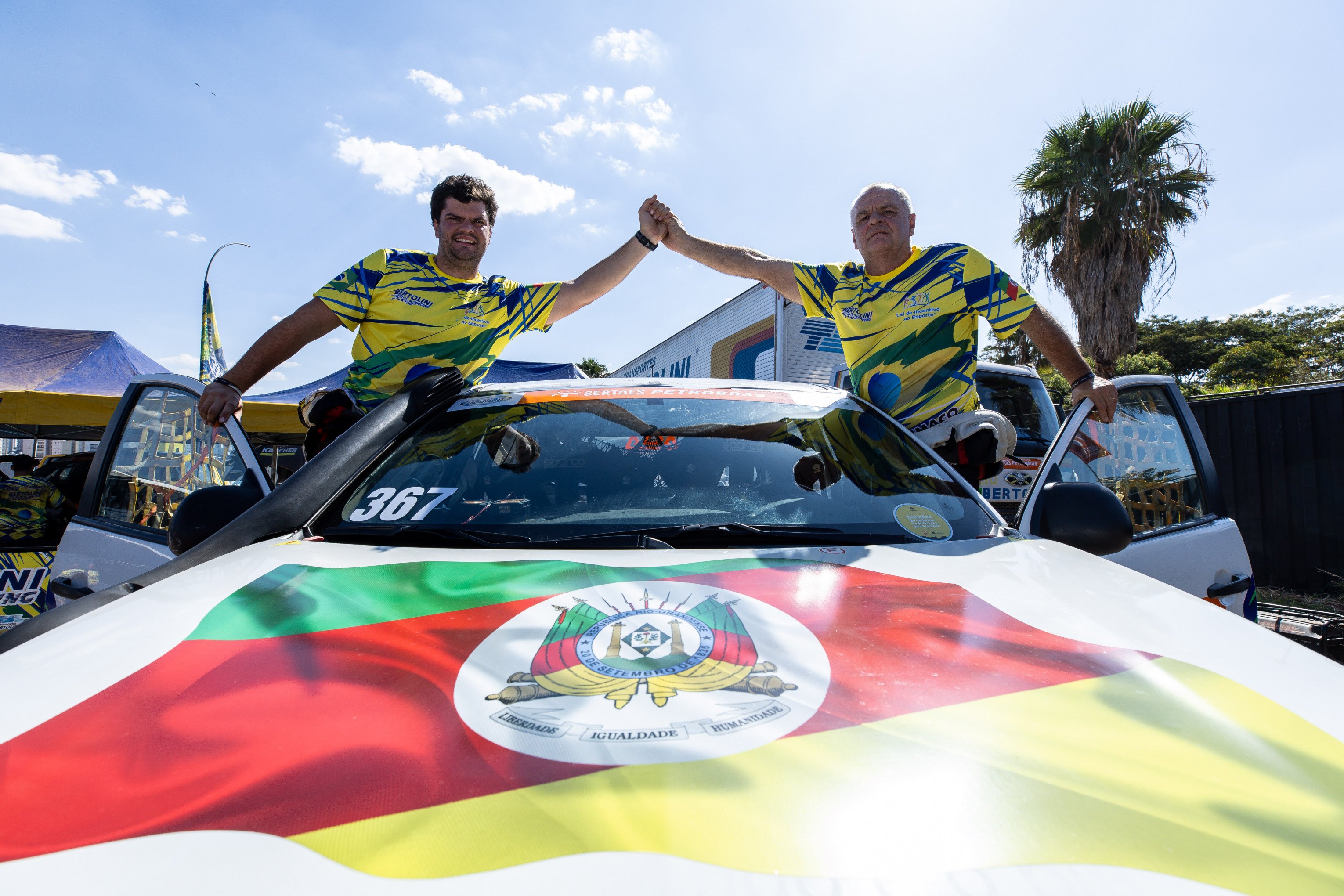 Dupla de pai e filho de Novo Hamburgo é campeã no Rally dos Sertões 2025